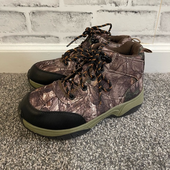 Boy’s Ozark Trail camouflage lace up boots Size 1 - Picture 1 of 6